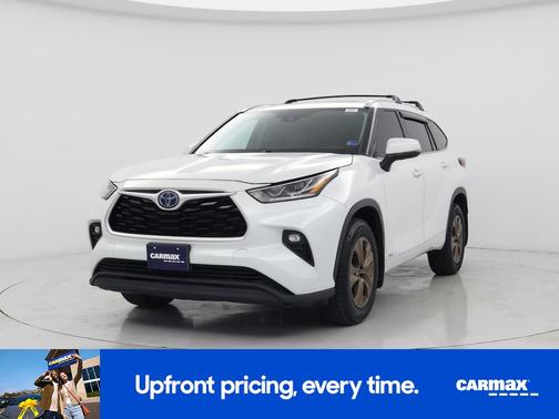 White 2022 Toyota Highlander Hybrid XLE Bronze