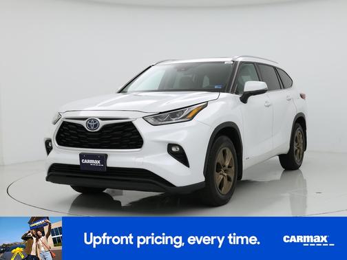 White 2022 Toyota Highlander Hybrid XLE Bronze