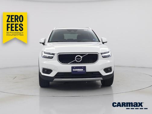 White 2022 Volvo XC40 T5 Momentum