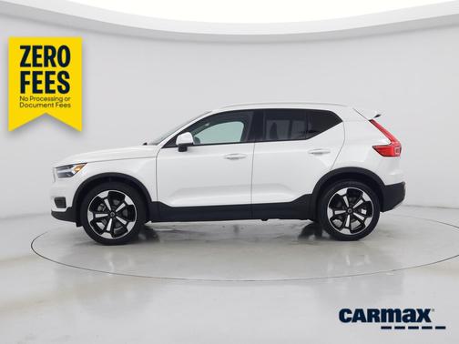 White 2022 Volvo XC40 T5 Momentum