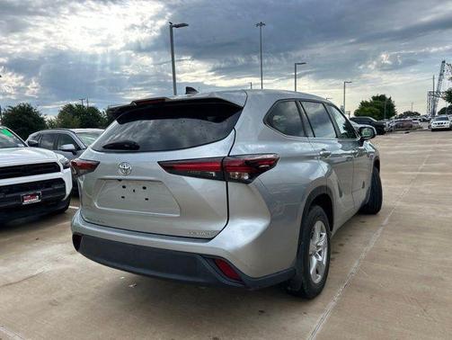 Celestial Silver Metallic 2024 Toyota Highlander LE