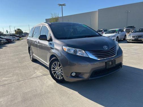 2017 Toyota Sienna XLE