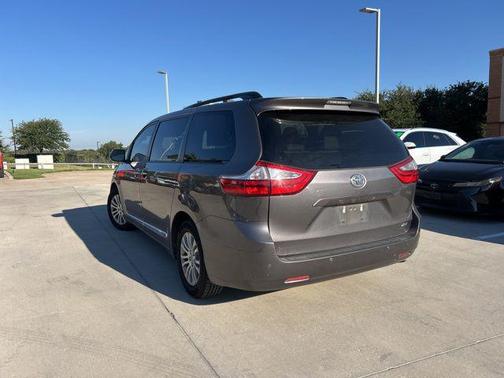 2017 Toyota Sienna XLE