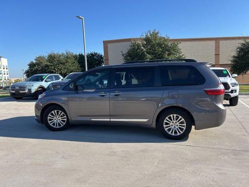 2017 Toyota Sienna XLE