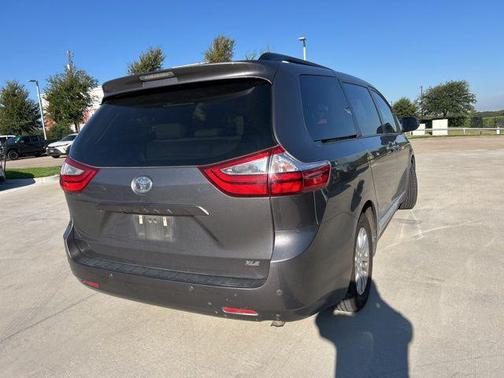 2017 Toyota Sienna XLE