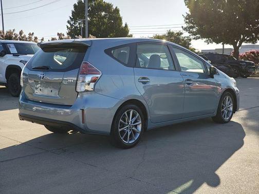 2017 Toyota Prius v Five