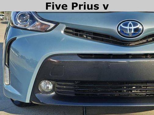 2017 Toyota Prius v Five