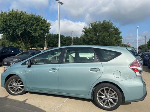 2017 Toyota Prius v Five