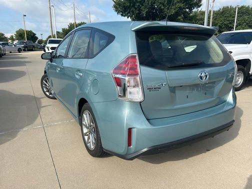 2017 Toyota Prius v Five