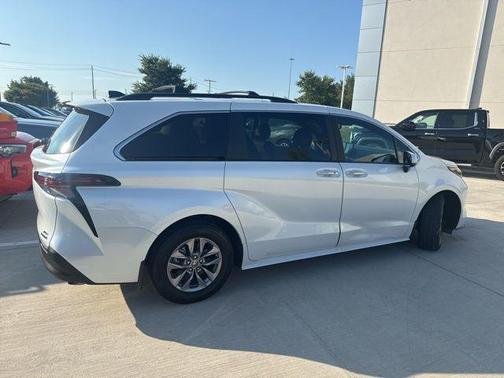 2024 Toyota Sienna XLE 8 Passenger