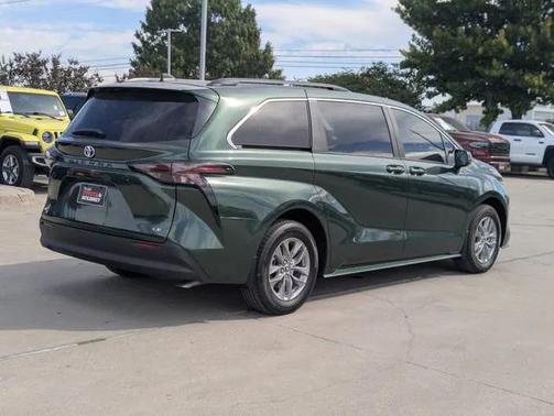 2025 Toyota Sienna LE