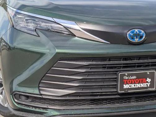 2025 Toyota Sienna LE