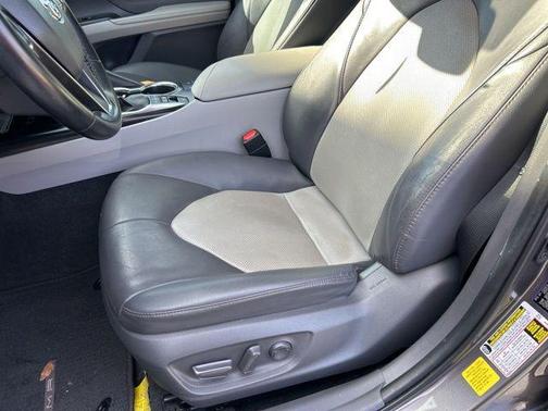 2020 Toyota Camry Hybrid XLE