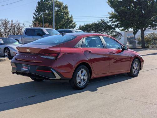 2025 Hyundai ELANTRA SE