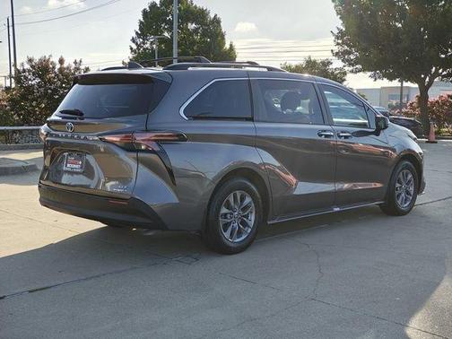 2022 Toyota Sienna XLE