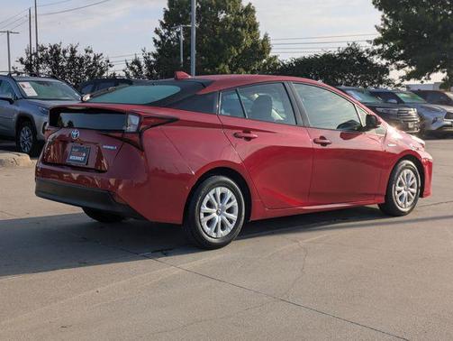 2022 Toyota Prius LE