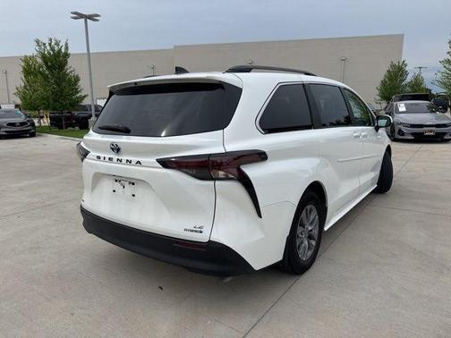 2023 Toyota Sienna LE