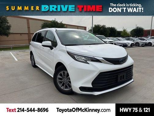 2023 Toyota Sienna LE