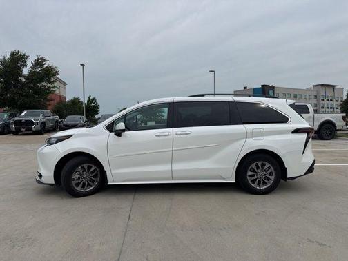 2023 Toyota Sienna LE