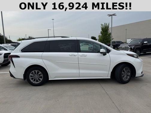 2023 Toyota Sienna LE