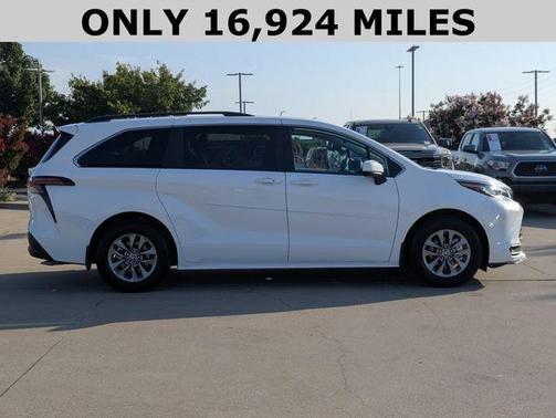2023 Toyota Sienna LE