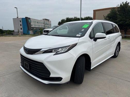 2023 Toyota Sienna LE