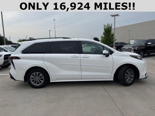 2023 Toyota Sienna LE