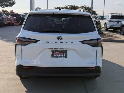 2023 Toyota Sienna LE