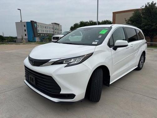 2023 Toyota Sienna LE