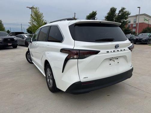2023 Toyota Sienna LE