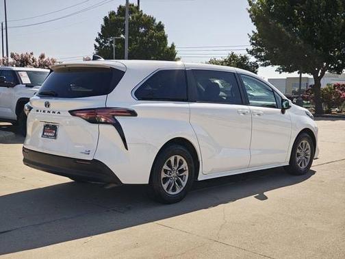 2022 Toyota Sienna LE