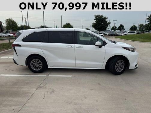2022 Toyota Sienna LE