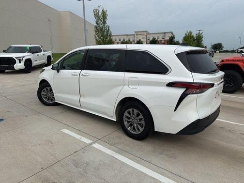 2022 Toyota Sienna LE