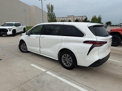 2022 Toyota Sienna LE