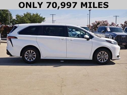 2022 Toyota Sienna LE