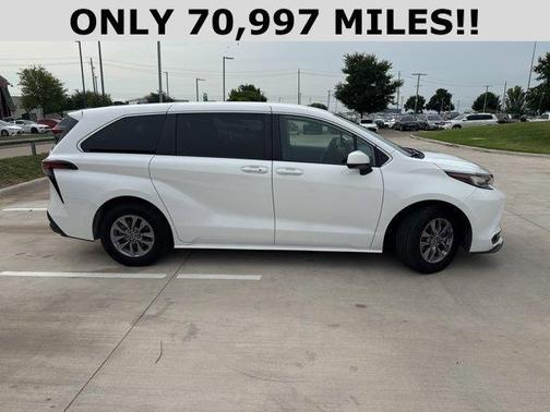 2022 Toyota Sienna LE