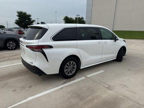 2022 Toyota Sienna LE