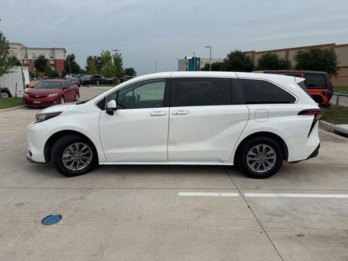 2022 Toyota Sienna LE