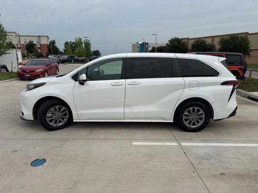 2022 Toyota Sienna LE