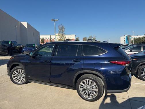 2023 Toyota Highlander Hybrid Platinum