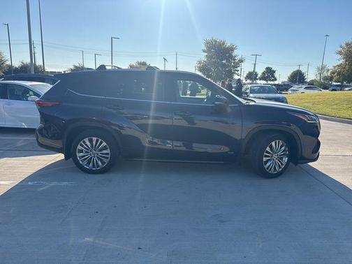 2023 Toyota Highlander Hybrid Platinum
