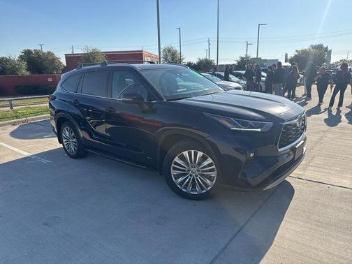 2023 Toyota Highlander Hybrid Platinum