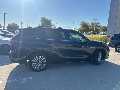 2023 Toyota Highlander Hybrid Platinum