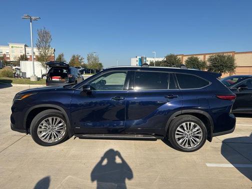 2023 Toyota Highlander Hybrid Platinum