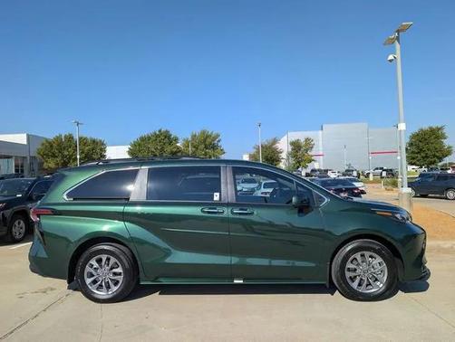 2025 Toyota Sienna XLE 8 Passenger