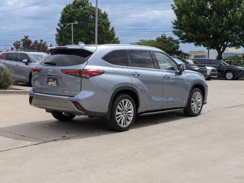 2023 Toyota Highlander Hybrid Platinum