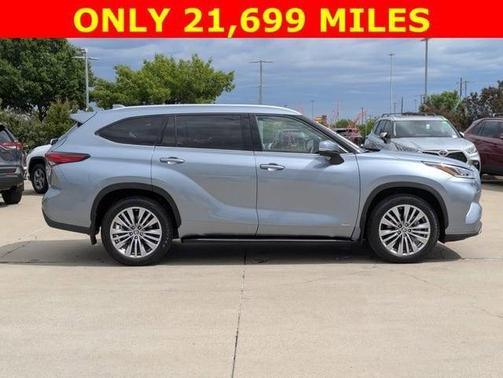 2023 Toyota Highlander Hybrid Platinum