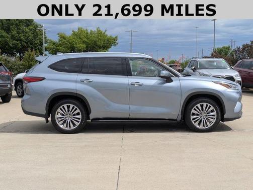 2023 Toyota Highlander Hybrid Platinum