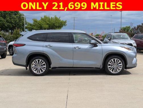 2023 Toyota Highlander Hybrid Platinum