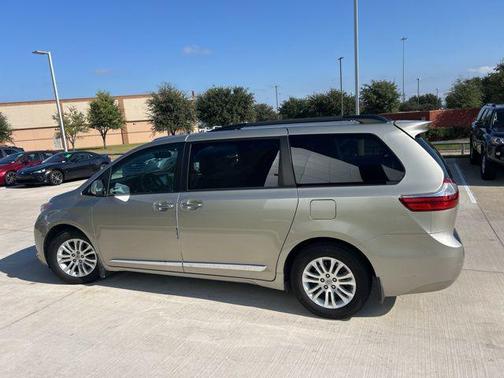 2017 Toyota Sienna XLE